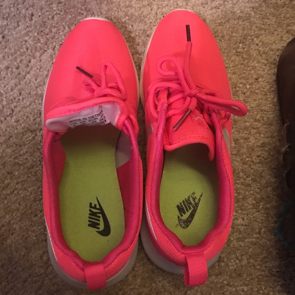 Brand new hot pink nike shoes